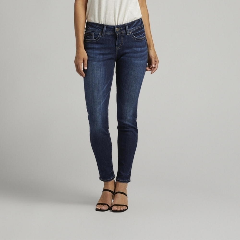 SILVER Suki Super Stretch Mid Rise Relaxed Hip & Thigh Skinny Leg Dark Wash Jean